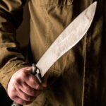 Cronaca. Frosinone, segregata in casa da mesi e minacciata con un machete dal compagno: lei fa scattare l’allarme e si salva