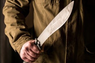 Cronaca. Frosinone, segregata in casa da mesi e minacciata con un machete dal compagno: lei fa scattare l’allarme e si salva