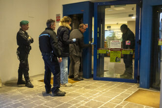 Tentata rapina alla Carisp di Gualdicciolo: arrestati due uomini dalla Squadra Mobile di Rimini