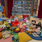 Cesenatico, oltre 50 bambini alla “Notte dei pupazzi”: il pigiama party tra i libri è un successo