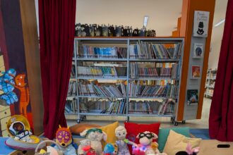 Cesenatico, oltre 50 bambini alla “Notte dei pupazzi”: il pigiama party tra i libri è un successo