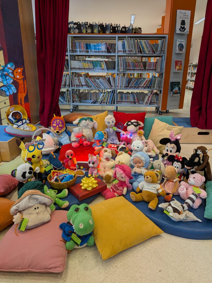 Cesenatico, oltre 50 bambini alla “Notte dei pupazzi”: il pigiama party tra i libri è un successo