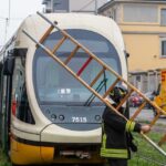 Cronaca. Incendio su un tram a Milano, i passeggeri: “Una frenata, poi le fiamme”. È il quarto incidente in 12 giorni