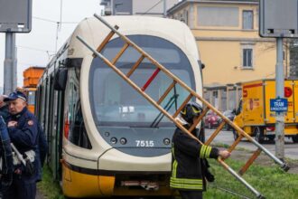 Cronaca. Incendio su un tram a Milano, i passeggeri: “Una frenata, poi le fiamme”. È il quarto incidente in 12 giorni