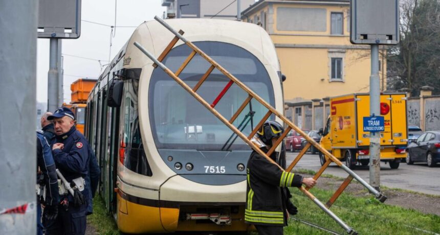 Cronaca. Incendio su un tram a Milano, i passeggeri: “Una frenata, poi le fiamme”. È il quarto incidente in 12 giorni