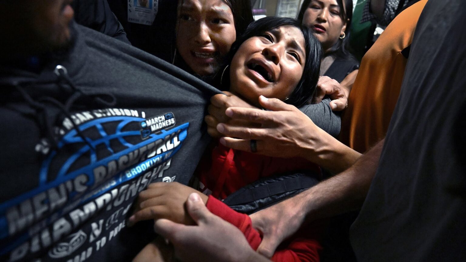 World Press Photo 2026: il dolore delle migrazioni nella foto dell’anno