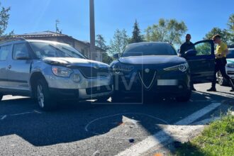 Scontro tra due auto a Valdragone: 79enne trasportata in ospedale, disagi al traffico