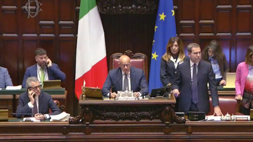 Decreto sicurezza, in Aula alla Camera le opposizioni cantano “Bella Ciao”