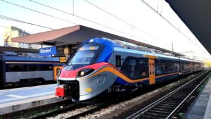 Condannato per estorsione e maltrattamenti, la Polfer lo rintraccia sul treno