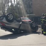 Neopatentato perde il controllo, urta auto in sosta e si ribalta