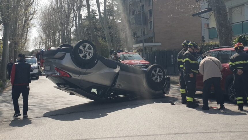 Neopatentato perde il controllo, urta auto in sosta e si ribalta