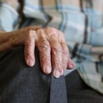 Anziani, USL propone: “Sussidio pubblico per chi non riesce a pagarsi la badante”