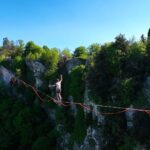 La slackline mozzafiato: 300 metri sospesi nel vuoto [VIDEO] 27 aprile 2026 Le spettacolari immagini dal drone raccontano l’impresa degli atleti sospesi tra le Torri Guaita e Cesta