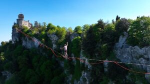La slackline mozzafiato: 300 metri sospesi nel vuoto [VIDEO]