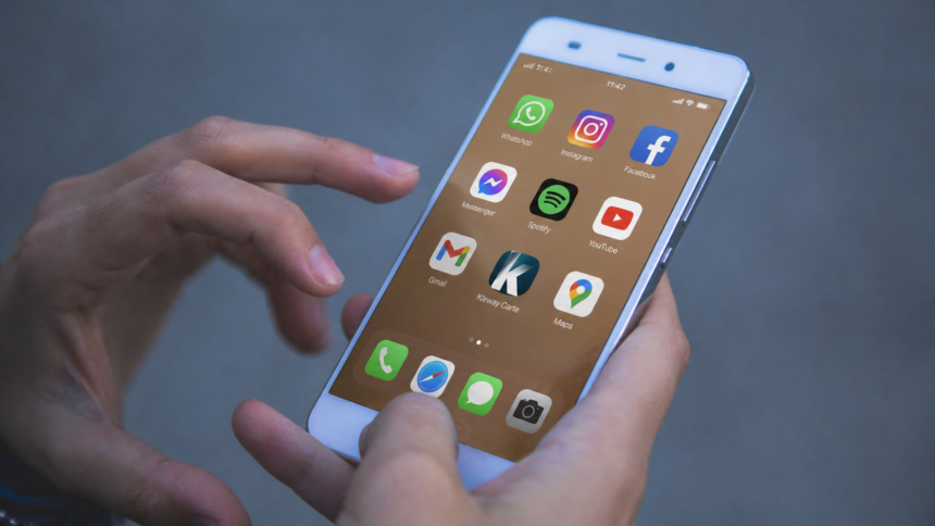 Truffa della finta app Klirway, spunta la voce clonata del CEO: indagini in corso