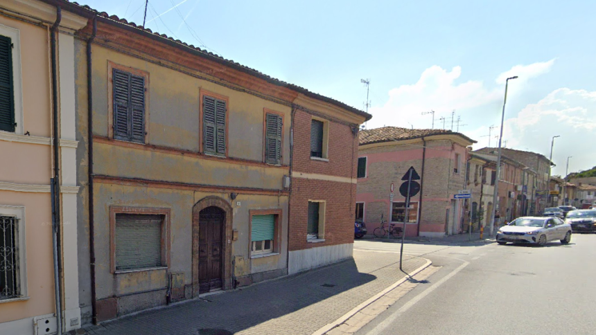 Fano, accoltella genitori e fratello: fermato 21enne per tentato triplice omicidio