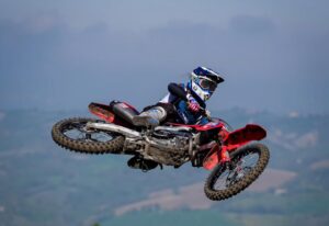 Motocross, a Fermo, il poertacolori del Moto Club San Marino Bryan Michelotti trionfa nella MX2 al regionale Marche