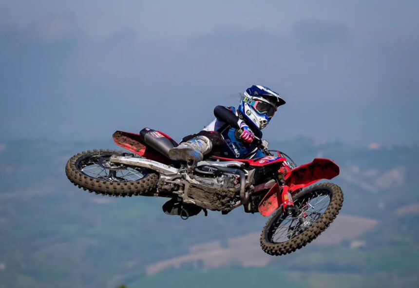 Motocross, a Fermo, il poertacolori del Moto Club San Marino Bryan Michelotti trionfa nella MX2 al regionale Marche