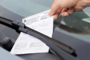 San Marino, Multe all’ospedale: cittadina sanzionata per disco orario scaduto scatena la rivolta social. Confronto acceso fra cultori del rigore e del “buon senso”