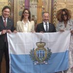 Verso Eurovision: la Reggenza consegna la bandiera biancoazzurra a Senhit