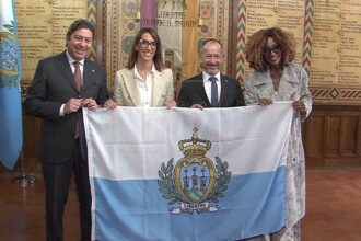 Verso Eurovision: la Reggenza consegna la bandiera biancoazzurra a Senhit