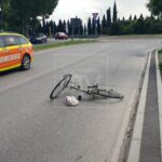 In bici sulle strisce, investita in viale Settembrini: grave una giovane