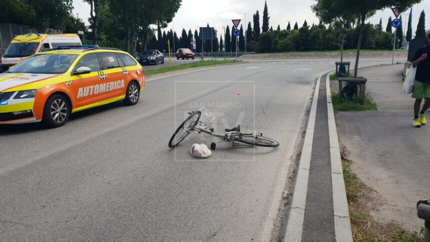 In bici sulle strisce, investita in viale Settembrini: grave una giovane