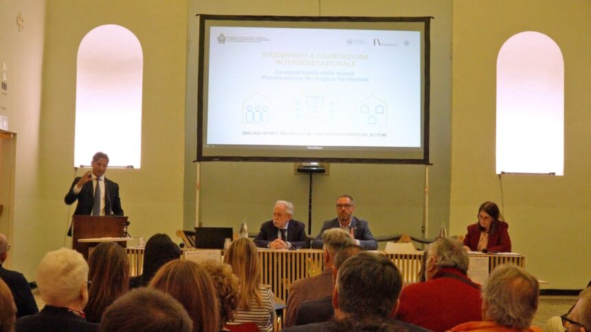 Legge di Pianificazione Territoriale, in approvazione a maggio: previsto uno studentato 29 aprile 2026 Ormai necessario come completamento di un percorso iniziato con la coabitazione e la mobilità (SMUVI), strumenti essenziali per i giovani