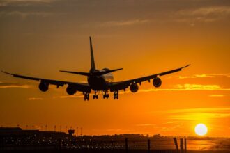 Crisi carburanti e voli a rischio: cosa fare in caso di cancellazioni o rincari