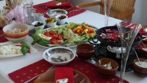 Pasqua a tavola, attenzione agli eccessi: le strategie dell’esperta per restare in equilibrio