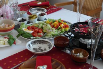 Pasqua a tavola, attenzione agli eccessi: le strategie dell’esperta per restare in equilibrio