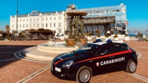 Rapina in supermercato a Cattolica, denunciati due uomini: arrestato anche un ricercato