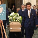 Ultimo saluto allo speaker Gilberto Gattei, in centinaia al funerale a Santarcangelo 30 aprile 2026 Dopo la funzione, diffusa la sua voce in piazza: “Ha fatto strada senza perdere la sua umanità”