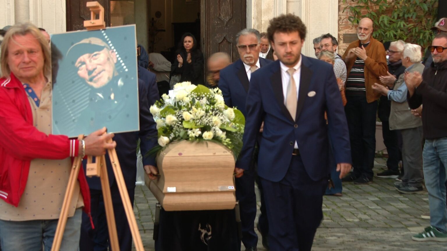 Ultimo saluto allo speaker Gilberto Gattei, in centinaia al funerale a Santarcangelo