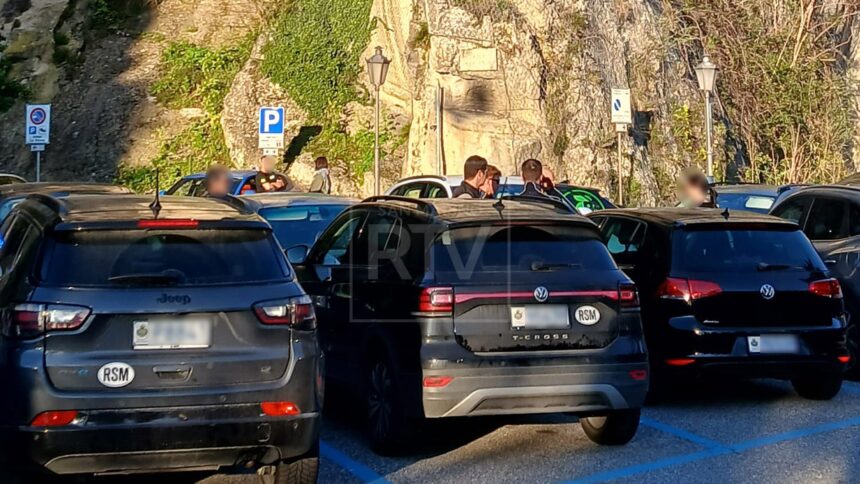 Lite per un parcheggio a San Marino: donna colpisce un uomo al volto