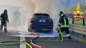 Pasqua ‘infuocata’ in A14, auto in fiamme nel tratto riminese