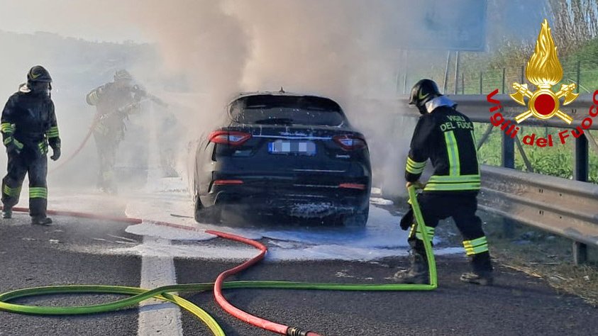 Pasqua ‘infuocata’ in A14, auto in fiamme nel tratto riminese