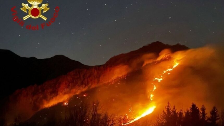 Grosso incendio sull’Appennino tra Emilia e Toscana: 40 ettari in fiamme