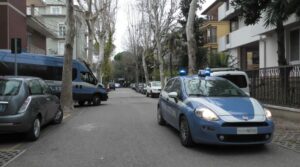 Rimini – La polizia di Stato ha espulso un cittadino egiziano pluripregiudicato, irregolare sul territorio nazionale, indagato per maltrattamenti nei confronti della ex compagna.