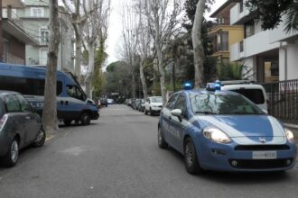 Rimini – La polizia di Stato ha espulso un cittadino egiziano pluripregiudicato, irregolare sul territorio nazionale, indagato per maltrattamenti nei confronti della ex compagna.