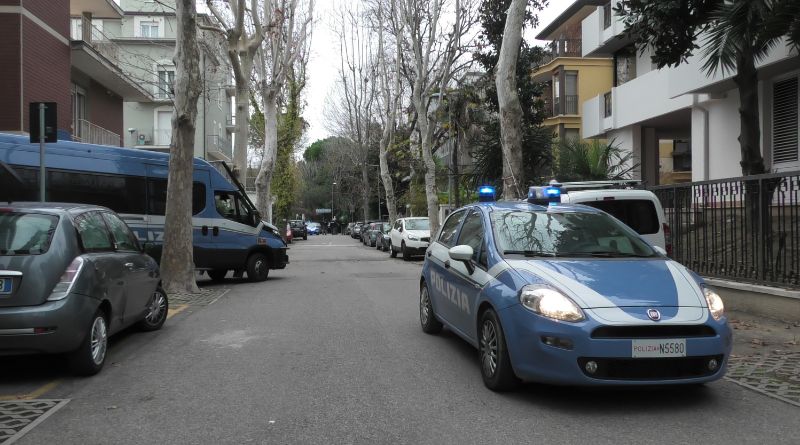 Rimini – La polizia di Stato ha espulso un cittadino egiziano pluripregiudicato, irregolare sul territorio nazionale, indagato per maltrattamenti nei confronti della ex compagna.