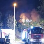 Incendio nella notte a Faetano: fiamme nel bosco vicino alla scuola elementare