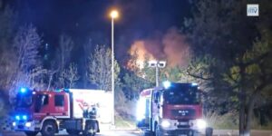 Incendio nella notte a Faetano: fiamme nel bosco vicino alla scuola elementare