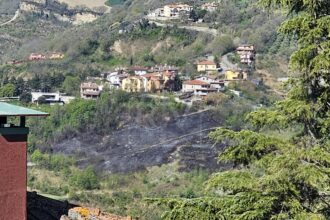 Incendio boschivo a Faetano, fiamme domate nella notte