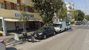 Tentano furti in due locali a Miramare, denunciati tre giovani