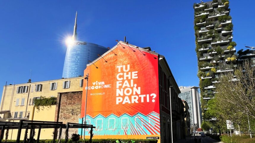 Riccione si promuove a Milano con un maxi murale