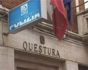 Rimini – Accerchiano una coppia, colpiscono l’uomo alla testa e lo derubano. Arrestati due uomini