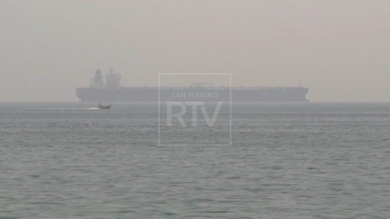 Stretto di Hormuz, l’Iran limita il passaggio a 15 navi al giorno. Trump: “Non è l’accordo previsto”