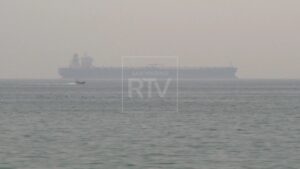 Stretto di Hormuz, l’Iran limita il passaggio a 15 navi al giorno. Trump: “Non è l’accordo previsto”