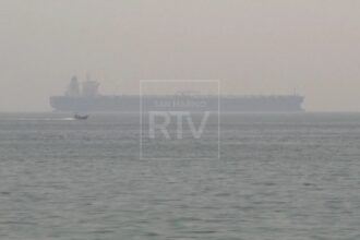 Stretto di Hormuz, l’Iran limita il passaggio a 15 navi al giorno. Trump: “Non è l’accordo previsto”